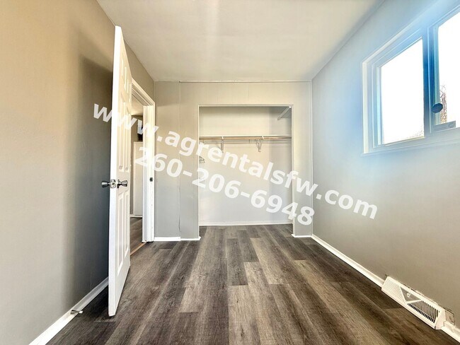 Building Photo - 3 Bedroom House