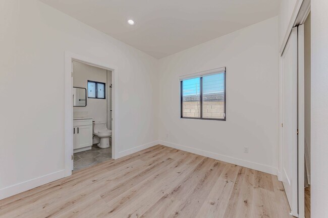 Building Photo - 5821 View Cir