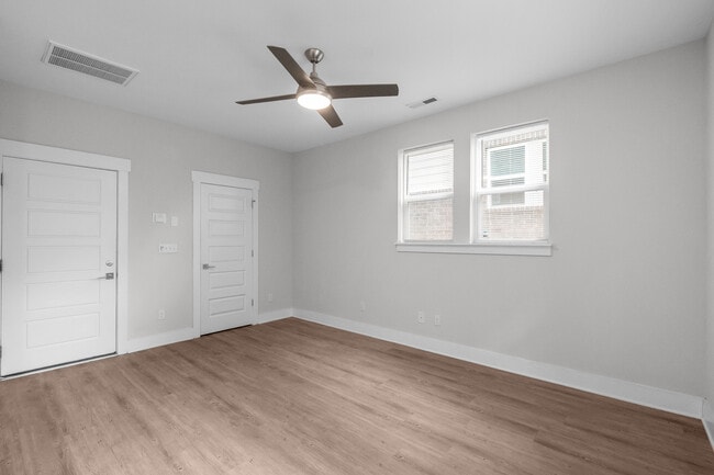 Building Photo - 570 W End Dr
