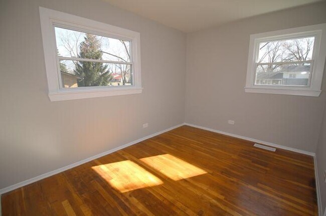 Building Photo - 460 E Thacker St