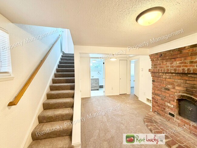 Building Photo - Amazing 3 Bedroom Home in Beacon Hill with Extra Parking and Great Layout!