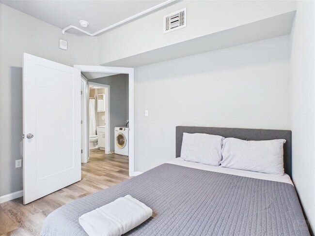 Building Photo - 911 W 22nd St