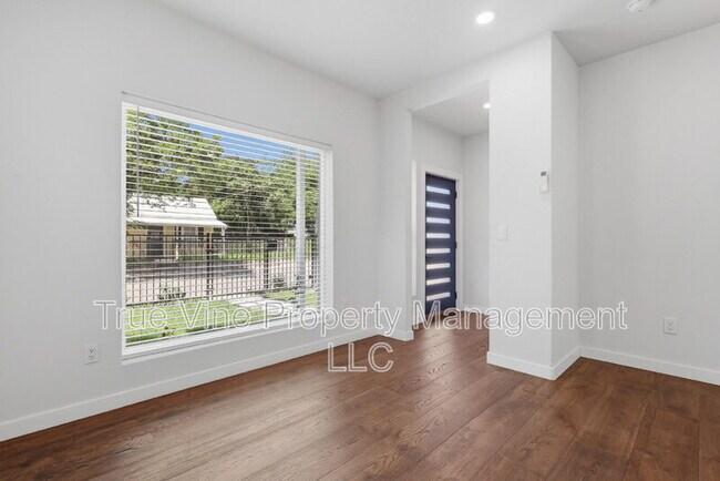 Building Photo - 216 E Fest St