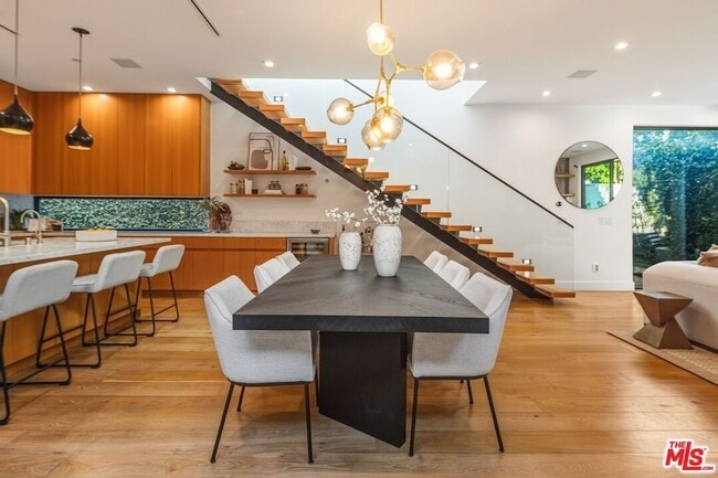 Building Photo - 722 Marine St