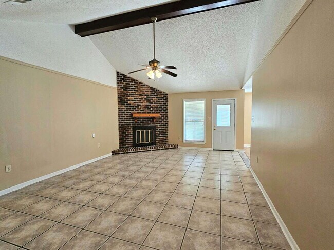 Building Photo - 4BR/2BA Single Family Home in Quiet Neighborhood