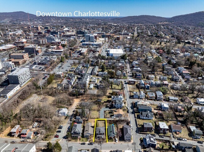 Building Photo - Walk to Main Street Restaurants and Downtown! Charming home, just like grandma's house!