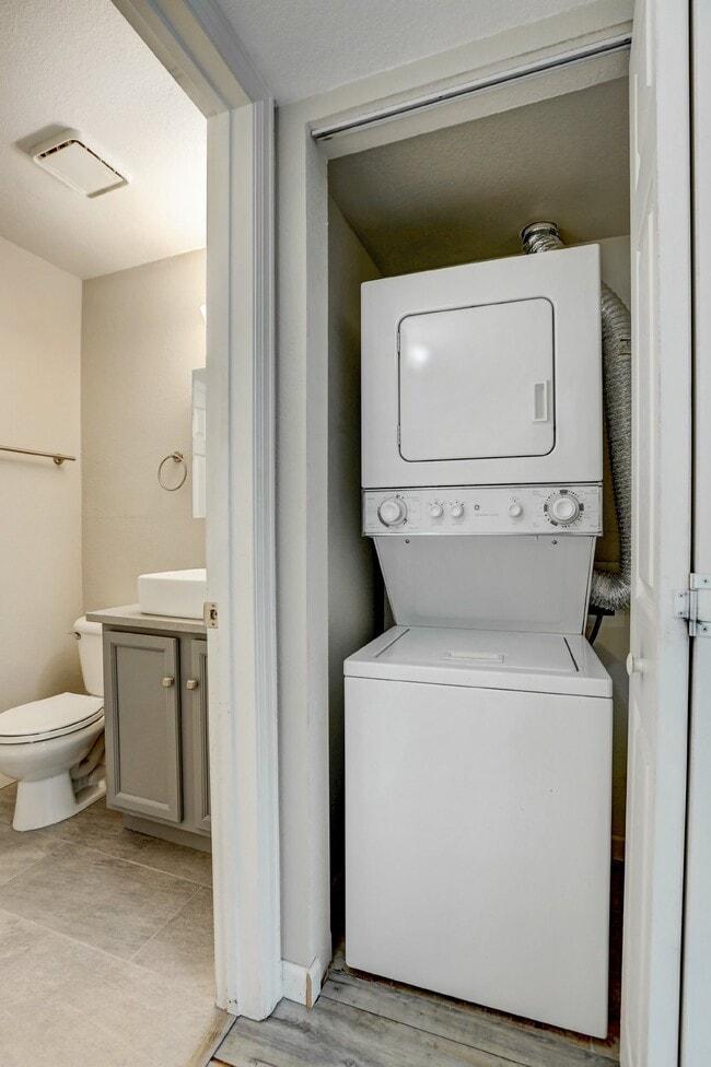 Building Photo - $1,750- 2 Bed 2 Bath Condo in Lakewood wit...