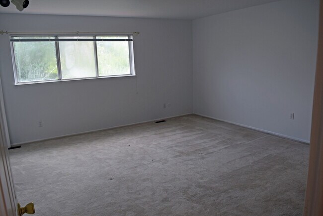 Building Photo - Sharp 2 bedroom, 2 1/2 bath with basement ...