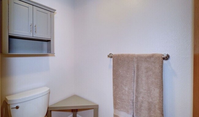 Building Photo - Charming 2 BR 2 Ba Apartment/Condo