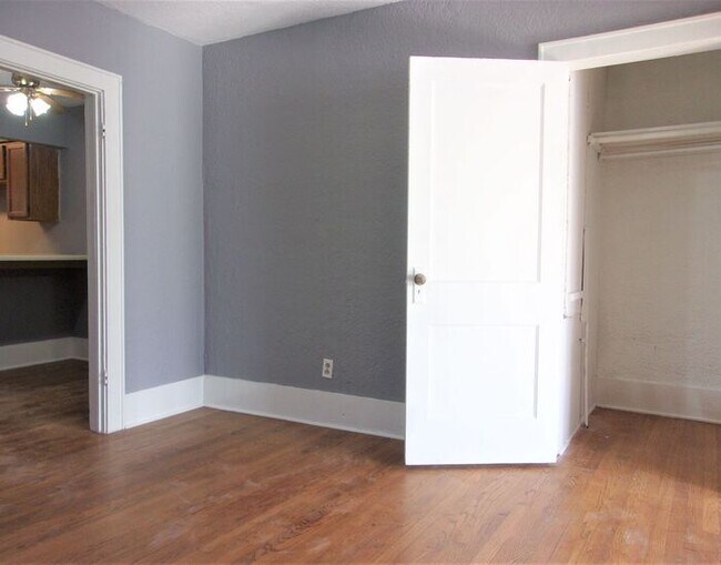 Building Photo - 1 BED 1 BATH 1 CAR DETACHED GARAGE CRESTWO...