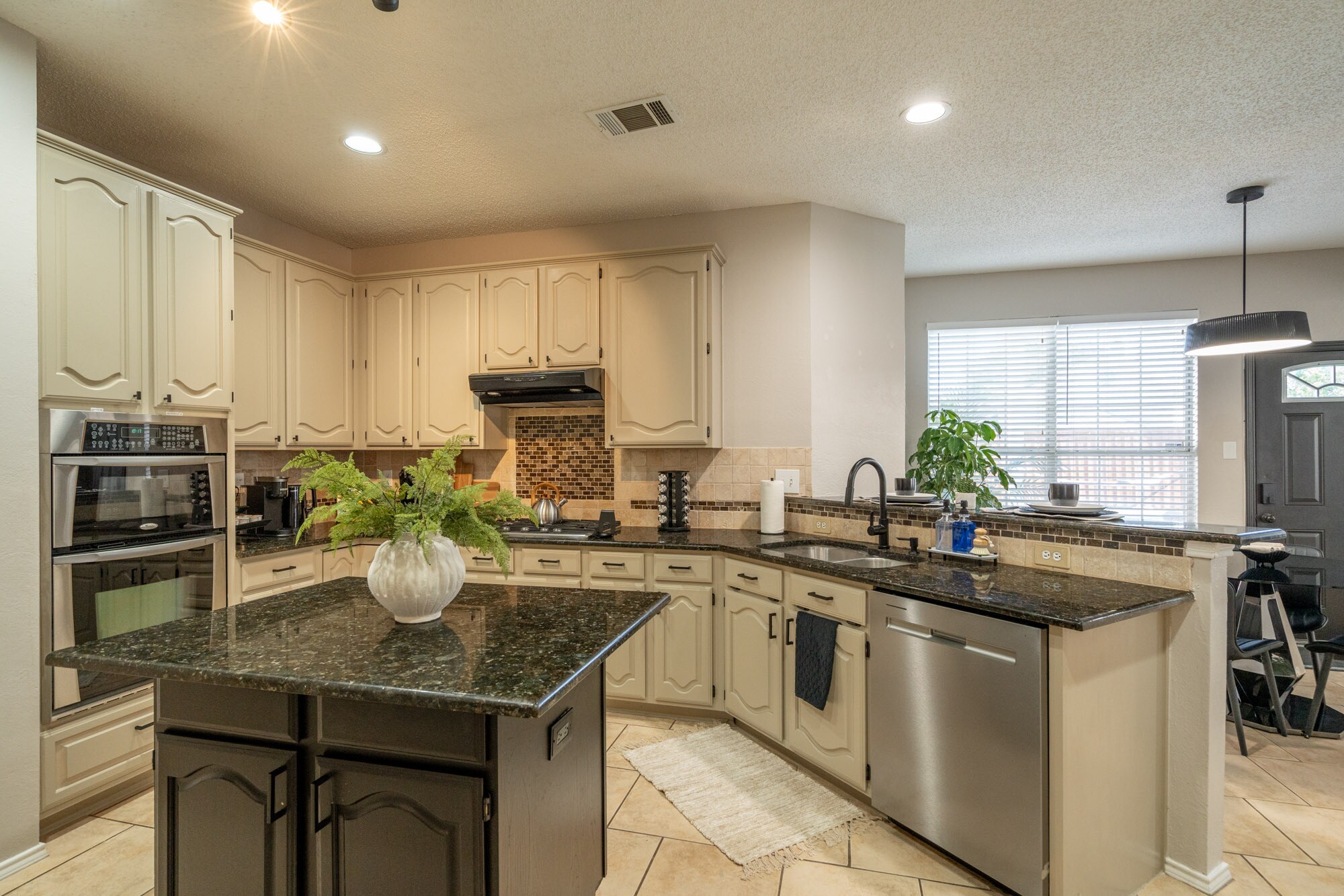 Kitchen - 707 Cottonwood Bend Dr