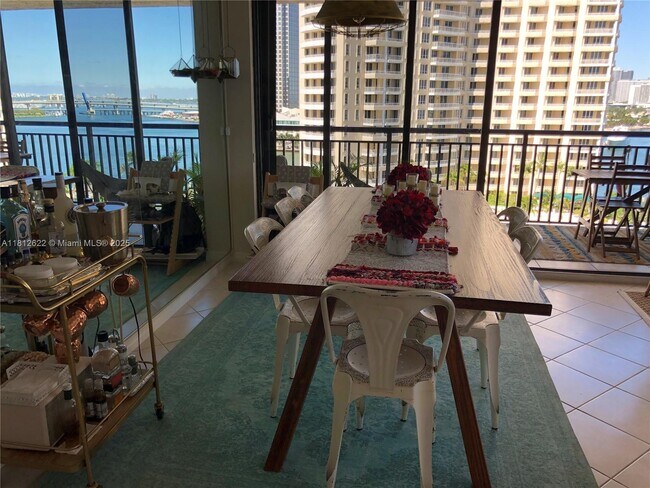 Building Photo - 540 Brickell Key Dr