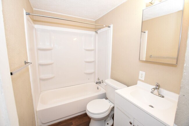 Building Photo - 3 bed 1 bath home in the Riverside/Keller park area