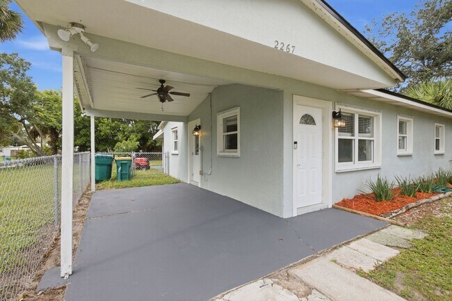 Building Photo - 2267 Robinhood Dr