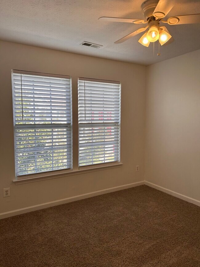 Building Photo - 306 Kestrel Dr