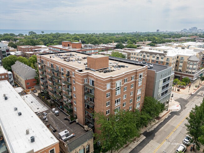 Building Photo - 811 Chicago Ave
