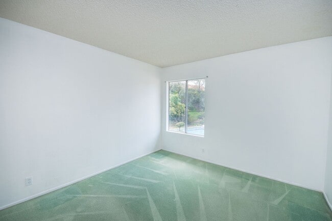 Building Photo - Rose Hills