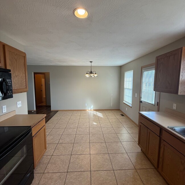 Building Photo - 3 bedroom 2 bathroom  Home in Clever MO