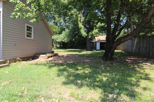 Building Photo - Charming & Convenient 2 bedroom 1 bathroom