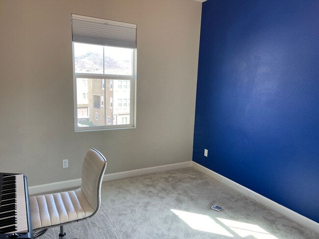 Building Photo - Gorgeous highly upgraded townhome in the b...