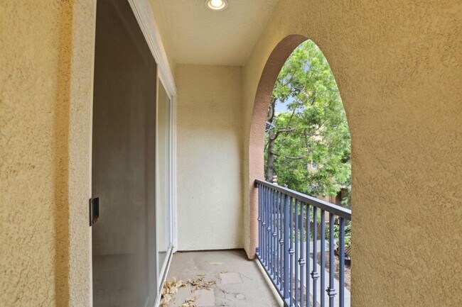 Building Photo - 1418 Allegado Alley