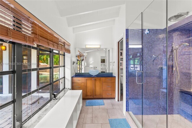 Building Photo - 2132 Middle River Dr