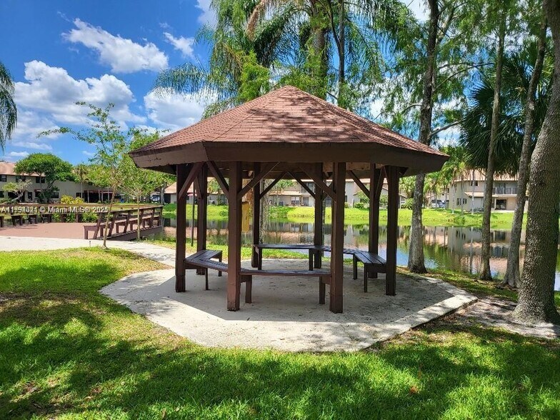 Building Photo - 9073 Vineyard Lake Dr