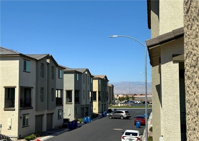 Building Photo - 2662 Champagne Gold Ave