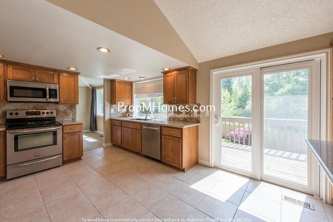 Building Photo - Spacious 3 Bedroom Home in Happy Valley - Large Fenced Yard!
