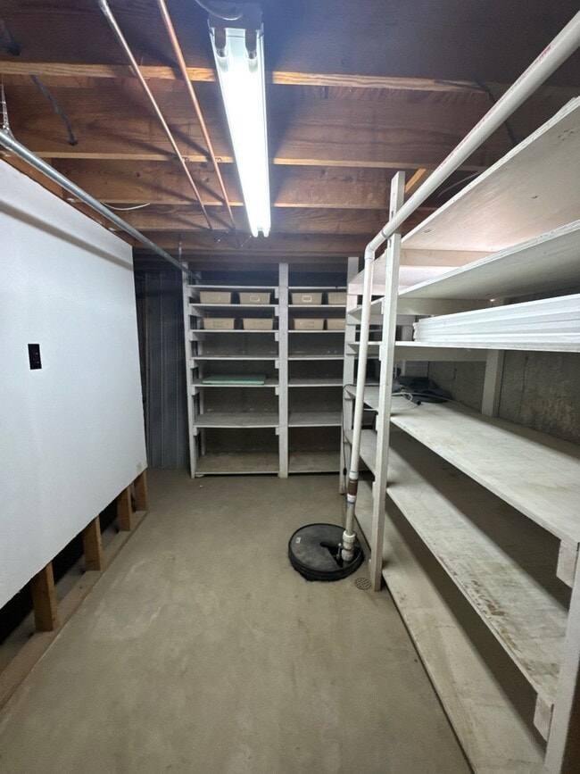 Building Photo - 1704 Twinbrook Dr