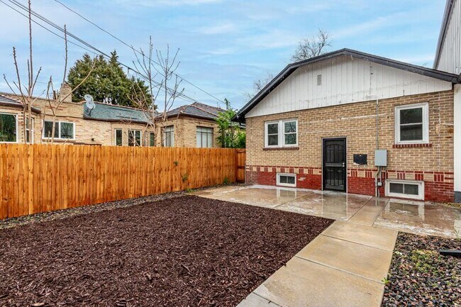 Building Photo - 1463 Dahlia St
