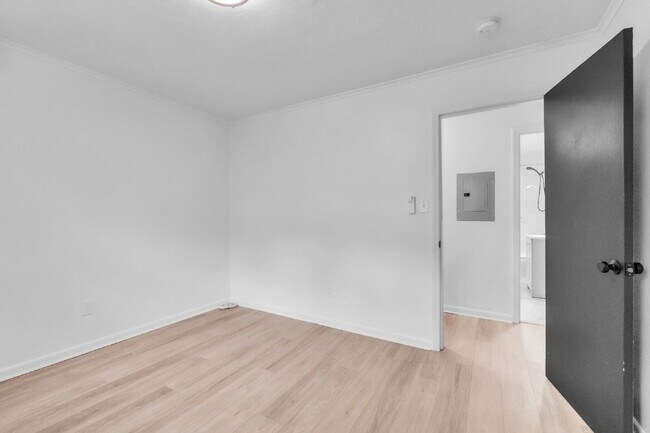 Building Photo - Updated 2-Bedroom 1-Bathroom Duplex in Spartanburg with Modern Finishes and Convenient Location!