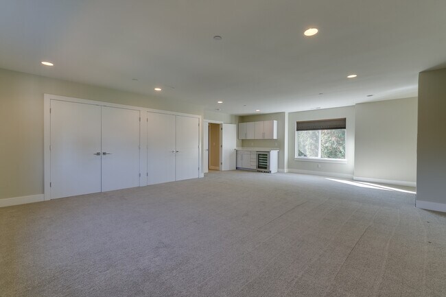 Building Photo - Luxurious & Contemporary 5 bed home in Red...