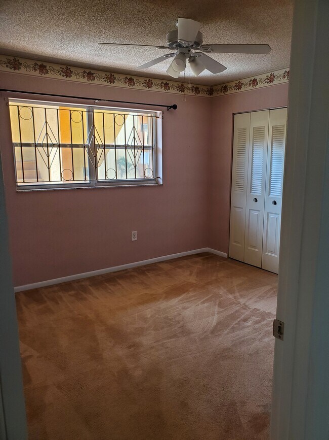 Building Photo - 1900 W 54th St