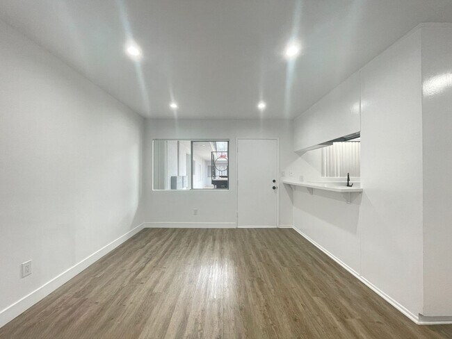 Building Photo - Upgraded 1 Bedroom In Torrance with Parkin...
