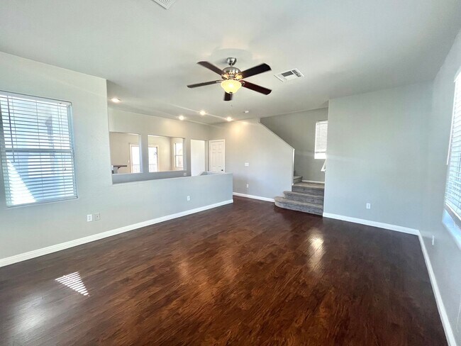 Building Photo - **$800 OFF MOVE IN BY 11/14/25**Spacious T...