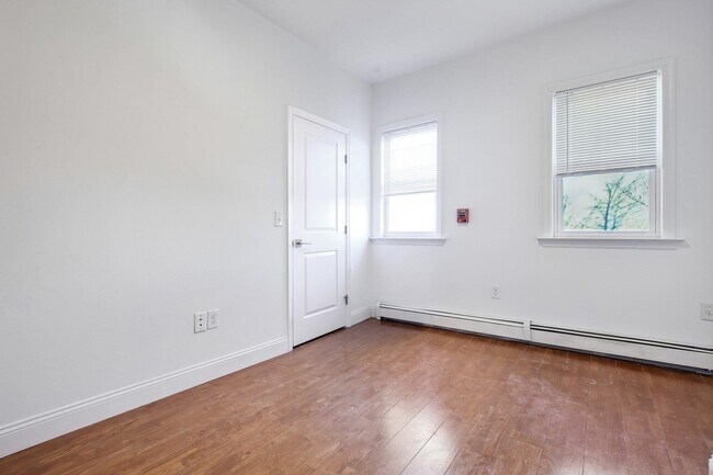 Building Photo - 76 Hutton St