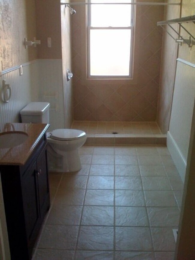 Building Photo - Large Renovation in South Side Flats! A/C,...