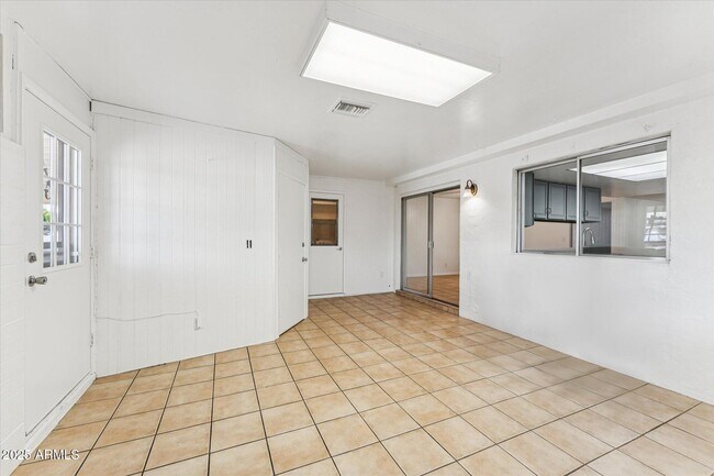 Building Photo - 516 N Hobson Plaza