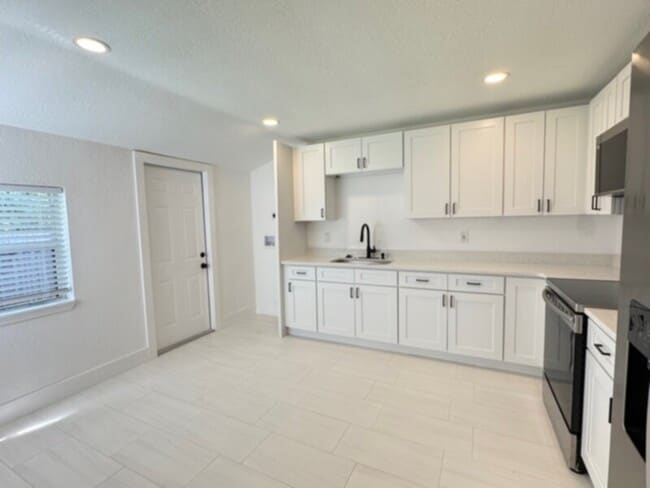Building Photo - Completely Renovated 3 Bedroom Triplex wit...