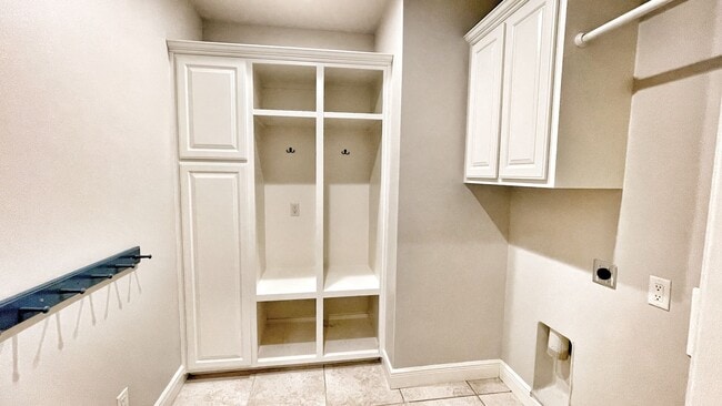 Building Photo - 1501 NE Greenbrier Ct