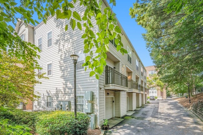 Building Photo - 2 bdrm, 2.5 bath Town Home steps away from...