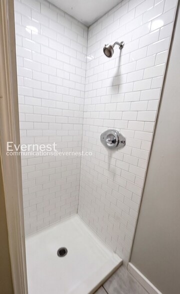 Building Photo - 3217 Plaza Cir