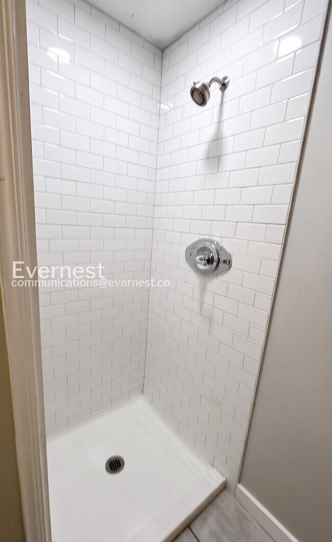 Building Photo - 3 Bed, 2 Bath Home with Modern Amenities / Pet-Friendly / Available Now!