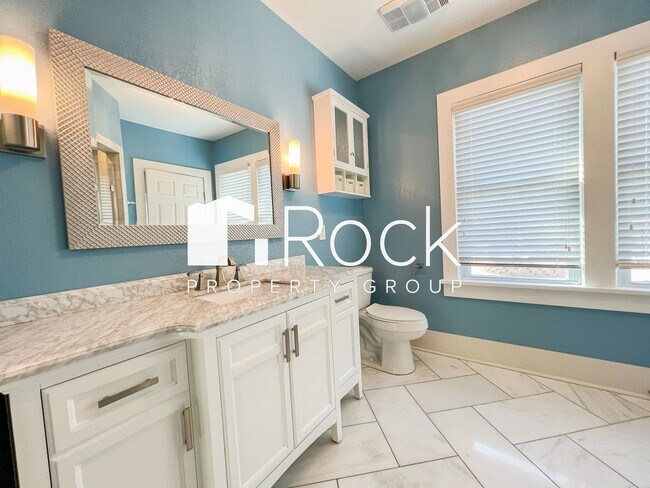 Building Photo - Must See 3 Bedroom/3 Bathroom Home near Edgemere Park