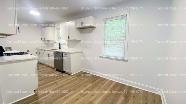 Building Photo - 428 N Oak St