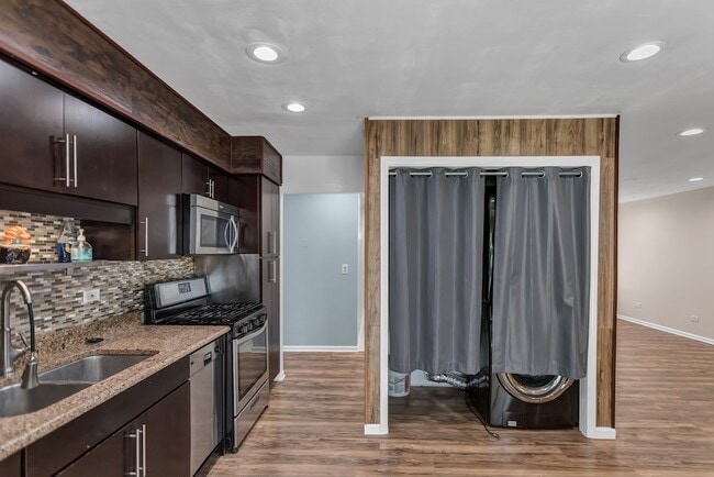 Building Photo - 904 Woodland Dr