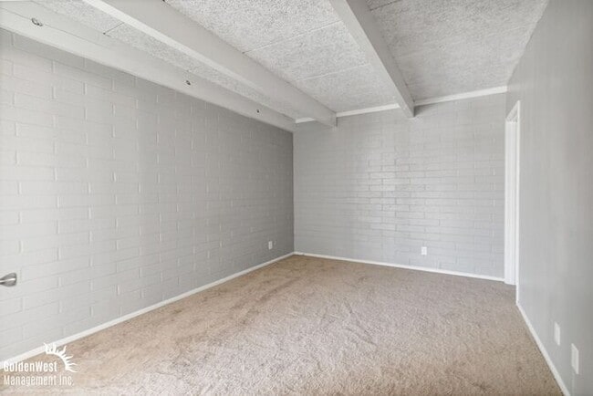 Building Photo - Beautifully Renovated 2Bdm 2Ba Apartment in Phoenix - MI Special