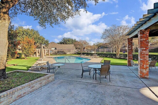 Building Photo - 1215 Campton Ct