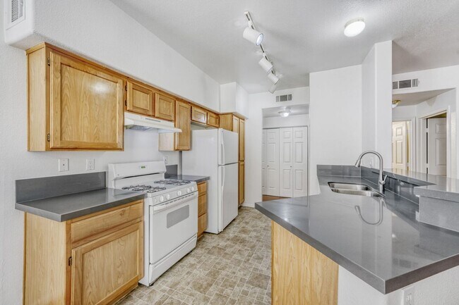 Building Photo - Adorable 1st Floor Condo In Gated Community!